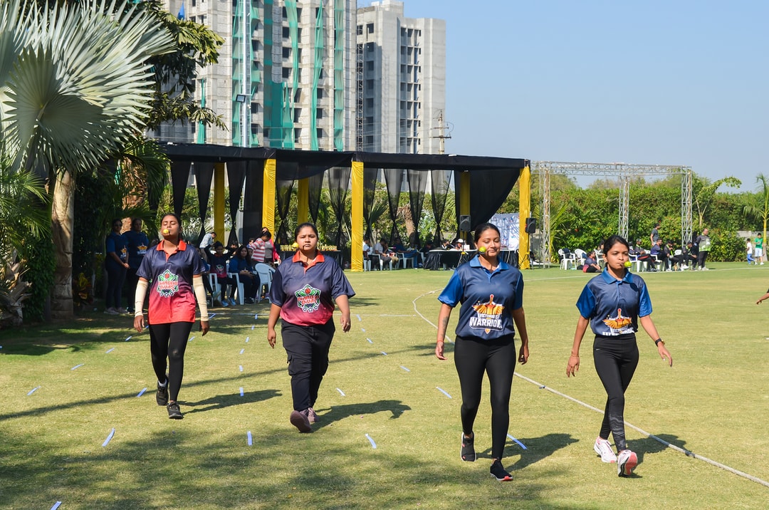 Female lemon spoon competition